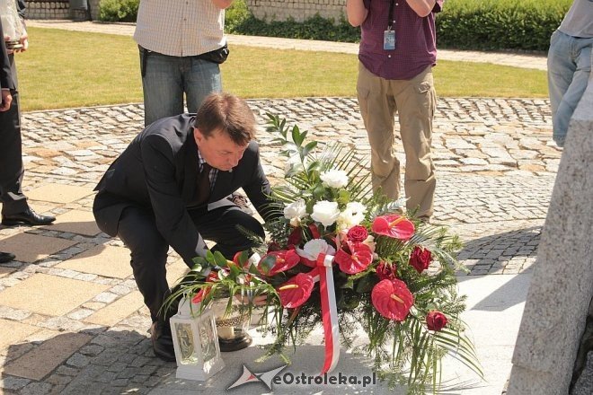 Parlamentarzyści PiS pod pomnikiem im. Lecha Kaczyńskiego [11.06.2014] - zdjęcie #3 - eOstroleka.pl
