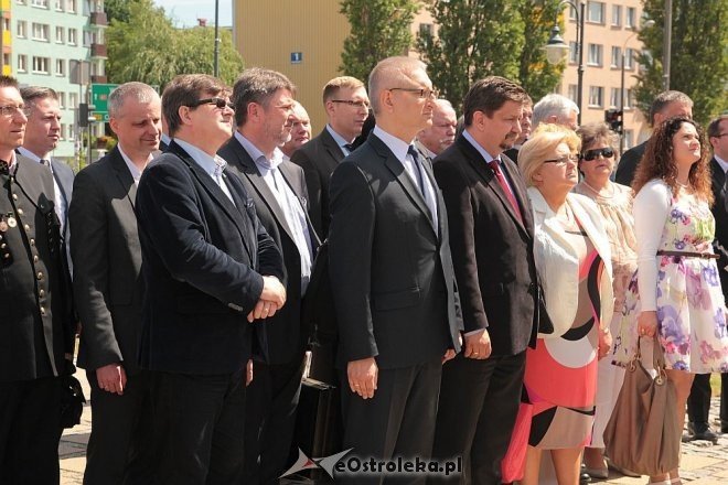 Parlamentarzyści PiS pod pomnikiem im. Lecha Kaczyńskiego [11.06.2014] - zdjęcie #2 - eOstroleka.pl