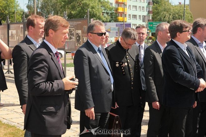 Parlamentarzyści PiS pod pomnikiem im. Lecha Kaczyńskiego [11.06.2014] - zdjęcie #1 - eOstroleka.pl