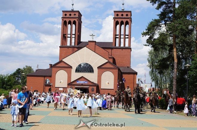 Procesja Bożego Ciała parafii pw. Zbawiciela Świata [19.06.2014] - zdjęcie #9 - eOstroleka.pl