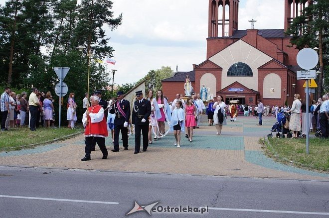 Procesja Bożego Ciała parafii pw. Zbawiciela Świata [19.06.2014] - zdjęcie #13 - eOstroleka.pl