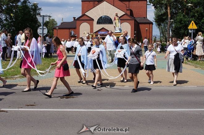 Procesja Bożego Ciała parafii pw. Zbawiciela Świata [19.06.2014] - zdjęcie #15 - eOstroleka.pl
