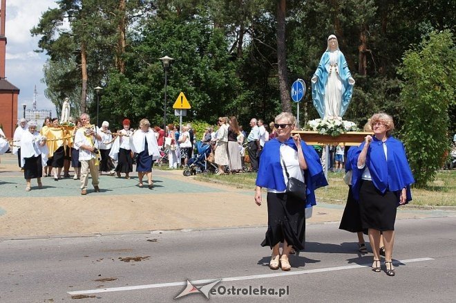 Procesja Bożego Ciała parafii pw. Zbawiciela Świata [19.06.2014] - zdjęcie #18 - eOstroleka.pl