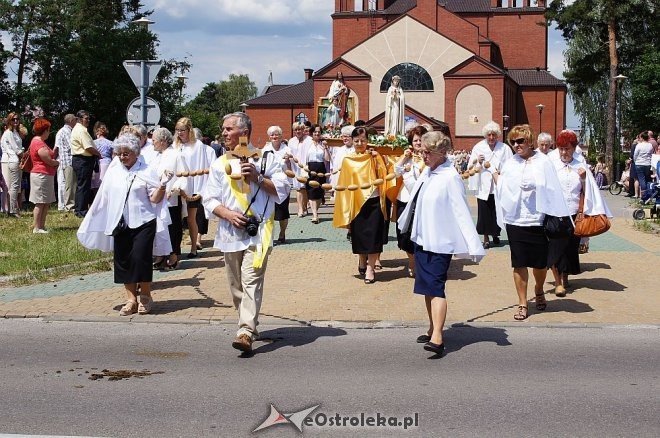 Procesja Bożego Ciała parafii pw. Zbawiciela Świata [19.06.2014] - zdjęcie #19 - eOstroleka.pl
