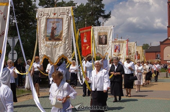 Procesja Bożego Ciała parafii pw. Zbawiciela Świata [19.06.2014] - zdjęcie #28 - eOstroleka.pl