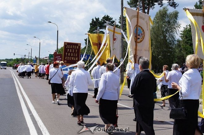 Procesja Bożego Ciała parafii pw. Zbawiciela Świata [19.06.2014] - zdjęcie #34 - eOstroleka.pl