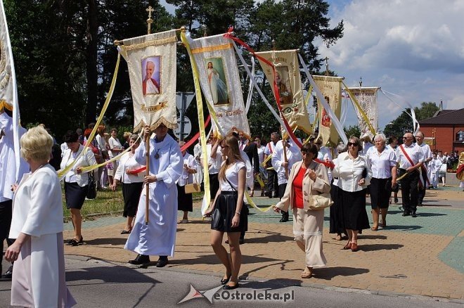 Procesja Bożego Ciała parafii pw. Zbawiciela Świata [19.06.2014] - zdjęcie #36 - eOstroleka.pl