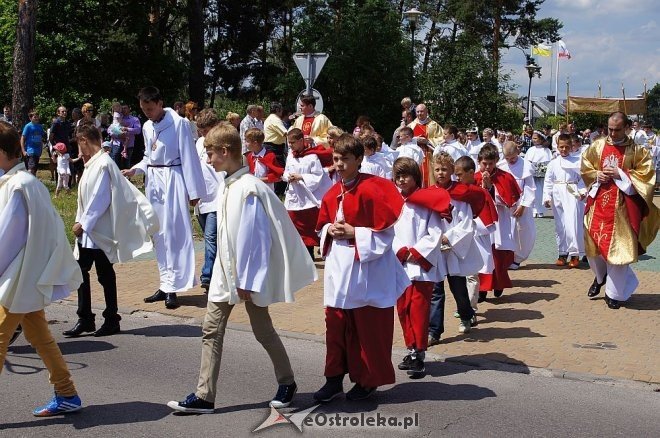 Procesja Bożego Ciała parafii pw. Zbawiciela Świata [19.06.2014] - zdjęcie #47 - eOstroleka.pl