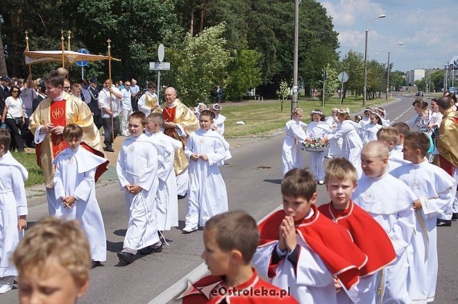 Procesja Bożego Ciała parafii pw. Zbawiciela Świata [19.06.2014] - zdjęcie #25 - eOstroleka.pl