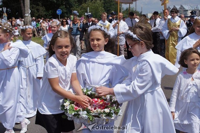 Procesja Bożego Ciała parafii pw. Zbawiciela Świata [19.06.2014] - zdjęcie #35 - eOstroleka.pl