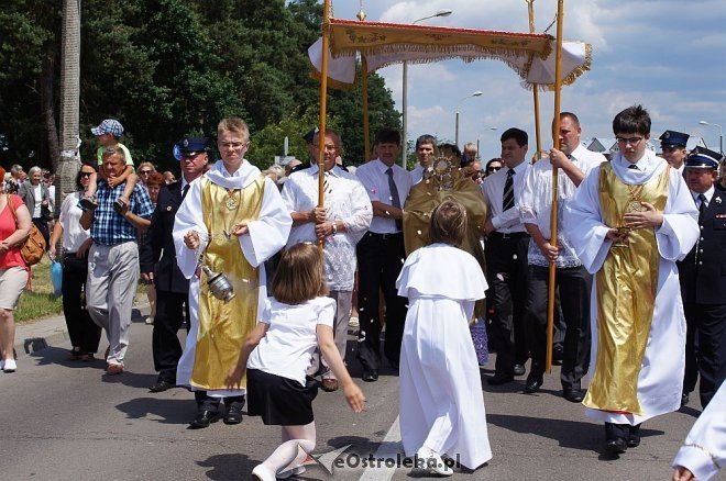 Procesja Bożego Ciała parafii pw. Zbawiciela Świata [19.06.2014] - zdjęcie #37 - eOstroleka.pl