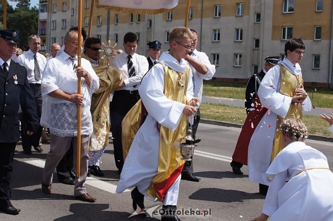 Procesja Bożego Ciała parafii pw. Zbawiciela Świata [19.06.2014] - zdjęcie #39 - eOstroleka.pl