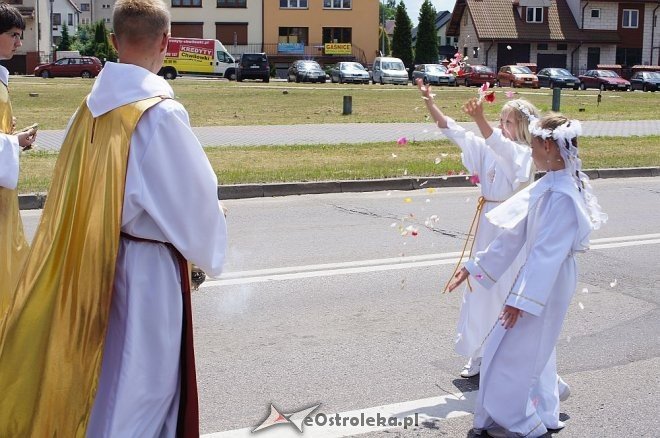 Procesja Bożego Ciała parafii pw. Zbawiciela Świata [19.06.2014] - zdjęcie #44 - eOstroleka.pl