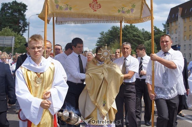 Procesja Bożego Ciała parafii pw. Zbawiciela Świata [19.06.2014] - zdjęcie #45 - eOstroleka.pl