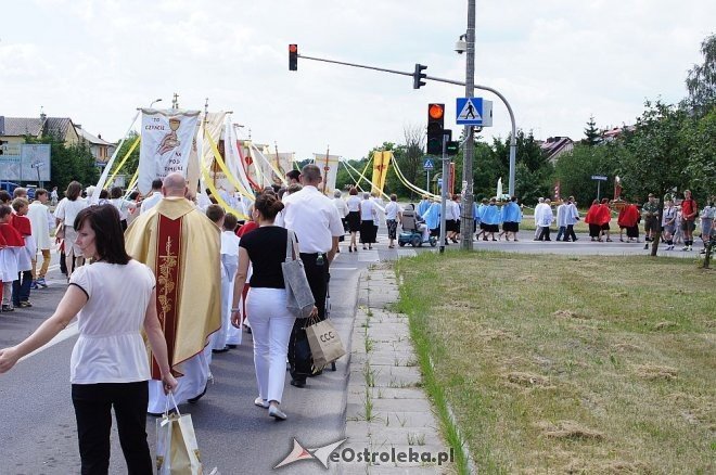 Procesja Bożego Ciała parafii pw. Zbawiciela Świata [19.06.2014] - zdjęcie #47 - eOstroleka.pl