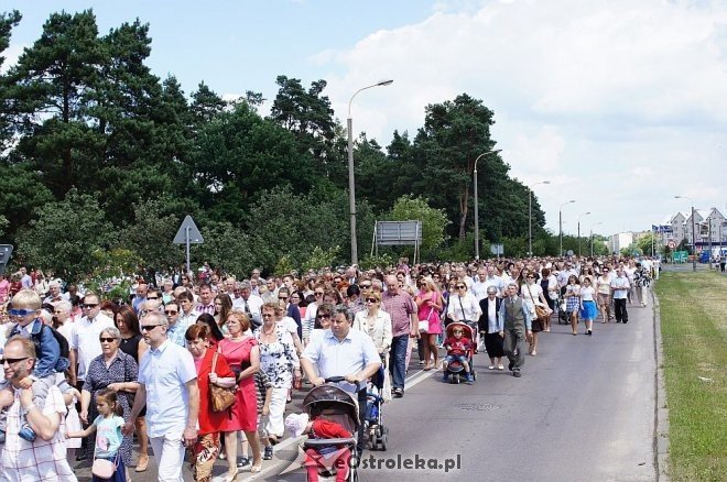 Procesja Bożego Ciała parafii pw. Zbawiciela Świata [19.06.2014] - zdjęcie #49 - eOstroleka.pl