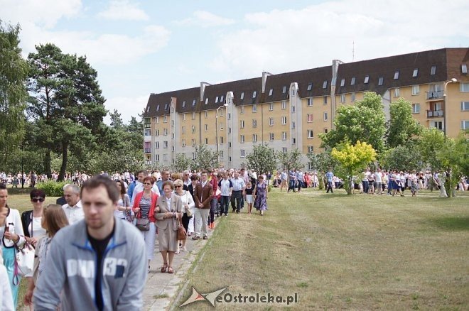 Procesja Bożego Ciała parafii pw. Zbawiciela Świata [19.06.2014] - zdjęcie #24 - eOstroleka.pl