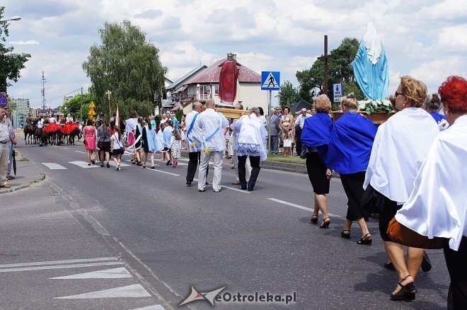 Procesja Bożego Ciała parafii pw. Zbawiciela Świata [19.06.2014] - zdjęcie #67 - eOstroleka.pl