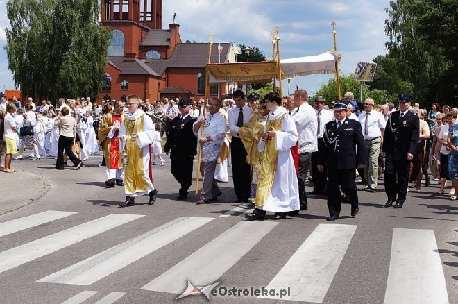 Procesja Bożego Ciała parafii pw. Zbawiciela Świata [19.06.2014] - zdjęcie #75 - eOstroleka.pl