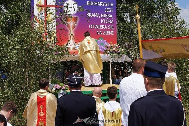 Procesja Bożego Ciała parafii pw. Zbawiciela Świata [19.06.2014] - zdjęcie #79 - eOstroleka.pl