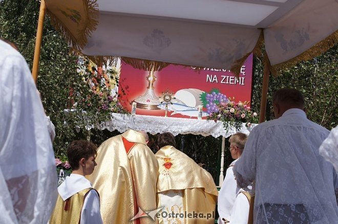 Procesja Bożego Ciała parafii pw. Zbawiciela Świata [19.06.2014] - zdjęcie #31 - eOstroleka.pl