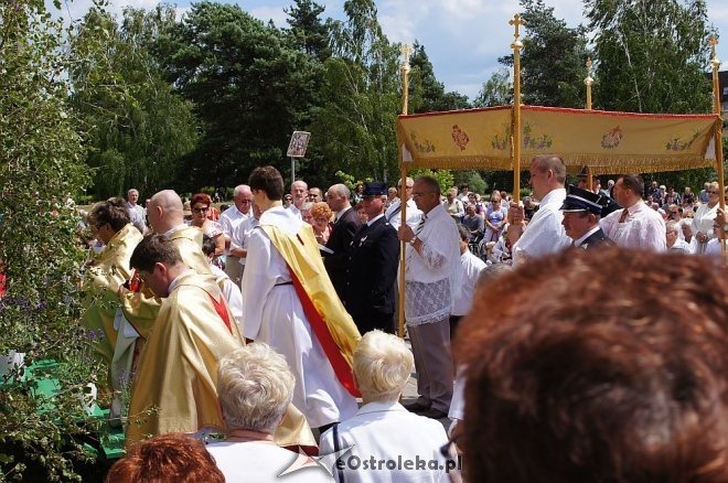 Procesja Bożego Ciała parafii pw. Zbawiciela Świata [19.06.2014] - zdjęcie #62 - eOstroleka.pl