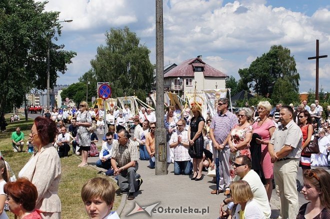 Procesja Bożego Ciała parafii pw. Zbawiciela Świata [19.06.2014] - zdjęcie #66 - eOstroleka.pl