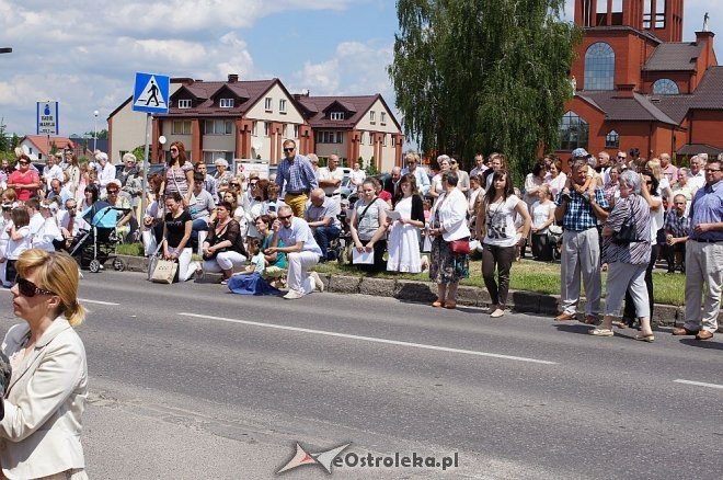 Procesja Bożego Ciała parafii pw. Zbawiciela Świata [19.06.2014] - zdjęcie #68 - eOstroleka.pl
