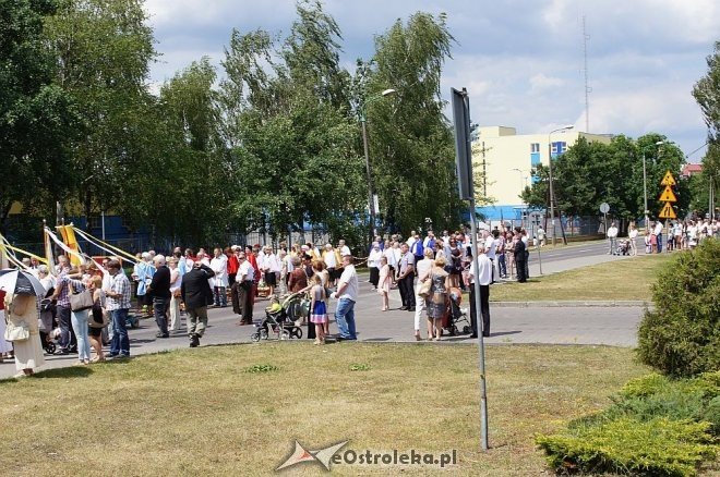 Procesja Bożego Ciała parafii pw. Zbawiciela Świata [19.06.2014] - zdjęcie #13 - eOstroleka.pl