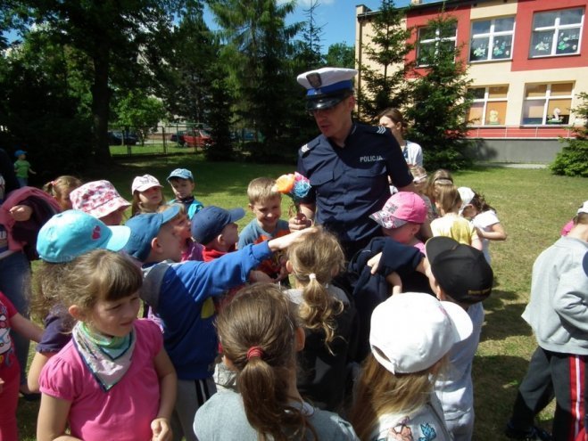 Policja: Profilaktyka wśród przedszkolaków [26.06.2014] - zdjęcie #1 - eOstroleka.pl