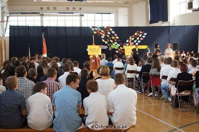 Uroczyste zakończenie roku szkolnego w Gimnazjum nr 2 [ZDJĘCIA] - zdjęcie #23 - eOstroleka.pl