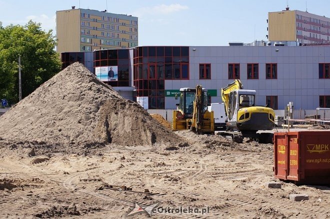 Niewybuchy na placu budowy hali targowej. Jeden z pocisków pękł [04.07.2014] - zdjęcie #1 - eOstroleka.pl