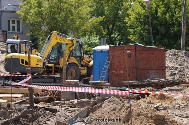 Niewybuchy na placu budowy hali targowej. Jeden z pocisków pękł [04.07.2014] - zdjęcie #3 - eOstroleka.pl