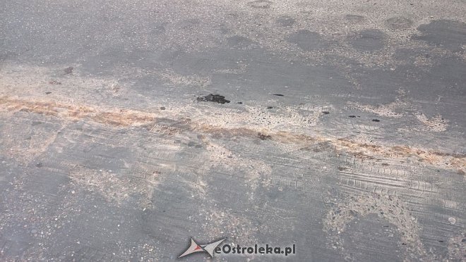 Ostrołęka: Awaria śmieciarki spowodowała gigantyczną plamę oleju i sparaliżowała centrum miasta [11.07.2014] - zdjęcie #2 - eOstroleka.pl