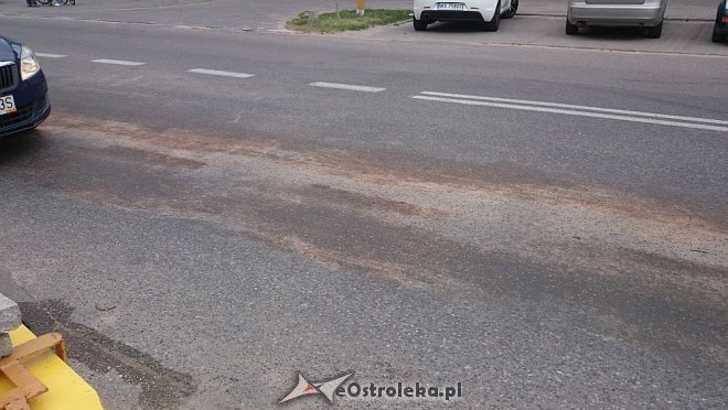 Ostrołęka: Awaria śmieciarki spowodowała gigantyczną plamę oleju i sparaliżowała centrum miasta [11.07.2014] - zdjęcie #4 - eOstroleka.pl