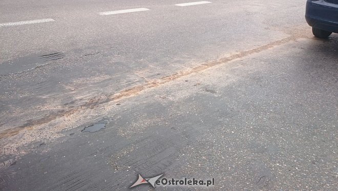 Ostrołęka: Awaria śmieciarki spowodowała gigantyczną plamę oleju i sparaliżowała centrum miasta [11.07.2014] - zdjęcie #5 - eOstroleka.pl