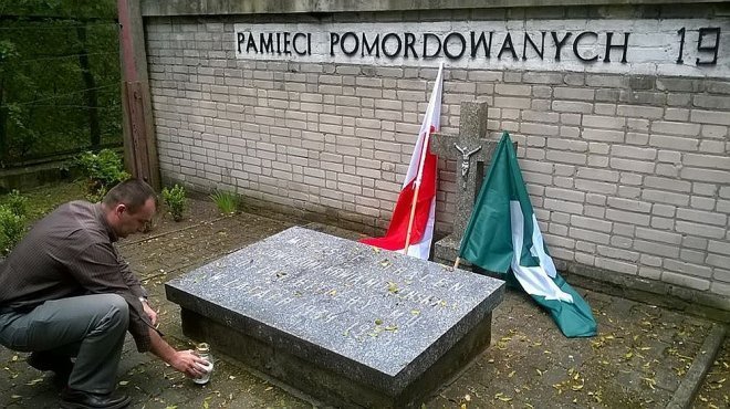 Członkowie Narodowe Ostrołęki oddali hołd ofiarom „Krwawej Niedzieli” [13.07.2014] - zdjęcie #1 - eOstroleka.pl