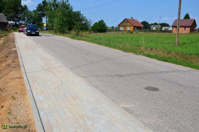 Czarnia już z chodnikiem [18.07.2014] - zdjęcie #4 - eOstroleka.pl