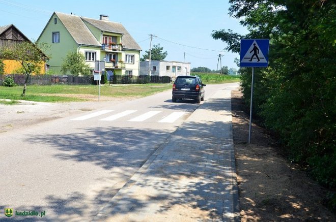 Czarnia już z chodnikiem [18.07.2014] - zdjęcie #4 - eOstroleka.pl
