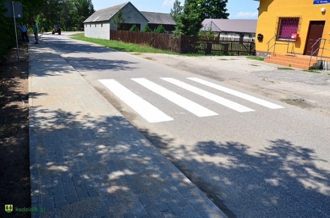 Czarnia już z chodnikiem [18.07.2014] - zdjęcie #3 - eOstroleka.pl
