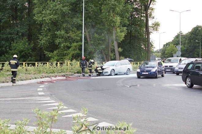 Pożar auta na rondzie Łupaszki [24.07.2014] - zdjęcie #1 - eOstroleka.pl