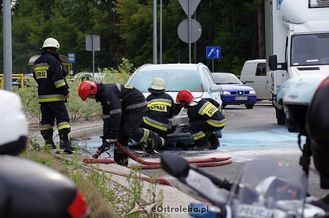 Pożar auta na rondzie Łupaszki [24.07.2014] - zdjęcie #4 - eOstroleka.pl