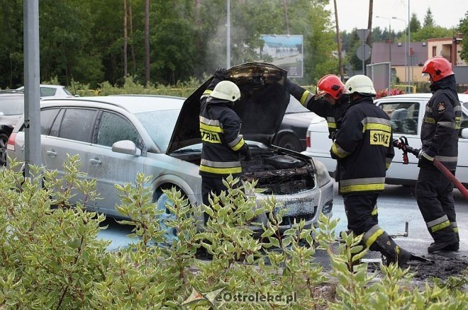 Pożar auta na rondzie Łupaszki [24.07.2014] - zdjęcie #5 - eOstroleka.pl