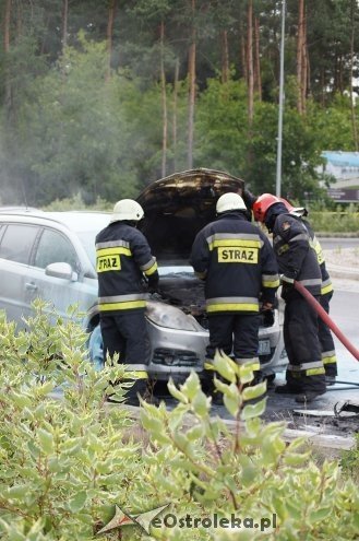 Pożar auta na rondzie Łupaszki [24.07.2014] - zdjęcie #6 - eOstroleka.pl