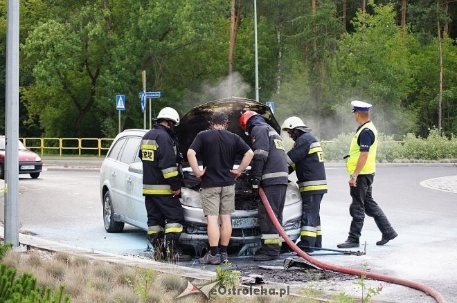 Pożar auta na rondzie Łupaszki [24.07.2014] - zdjęcie #8 - eOstroleka.pl