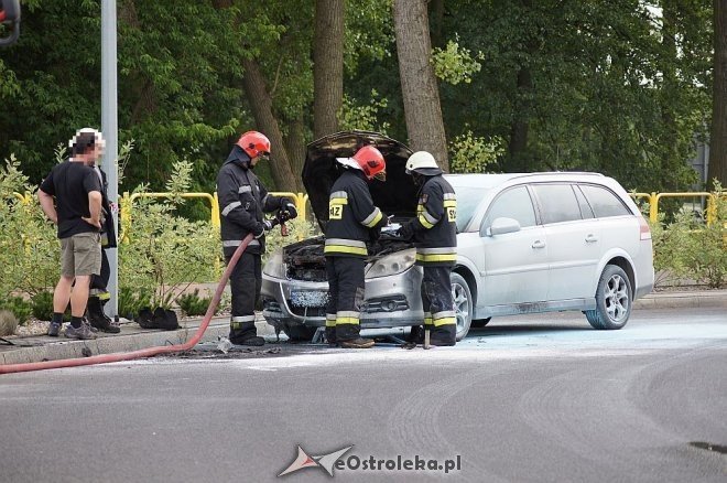 Pożar auta na rondzie Łupaszki [24.07.2014] - zdjęcie #11 - eOstroleka.pl