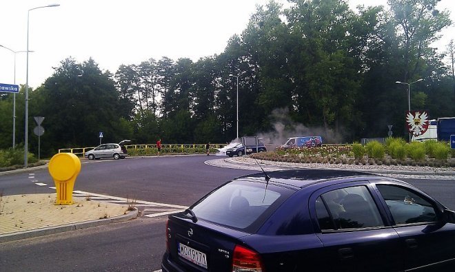 Pożar auta na rondzie Łupaszki [24.07.2014] - zdjęcie #13 - eOstroleka.pl