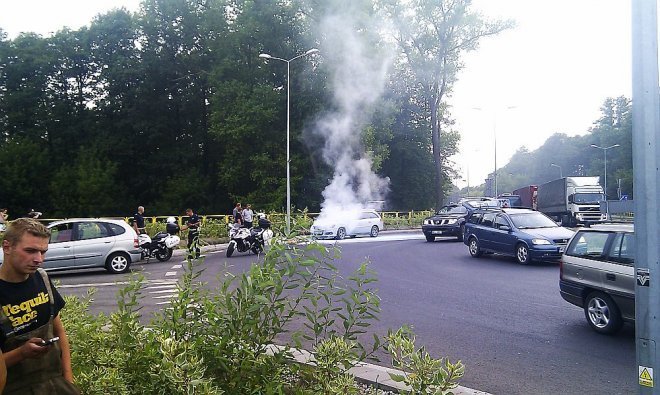 Pożar auta na rondzie Łupaszki [24.07.2014] - zdjęcie #15 - eOstroleka.pl