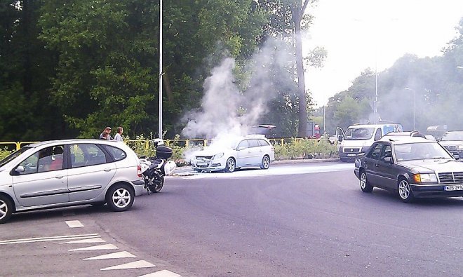 Pożar auta na rondzie Łupaszki [24.07.2014] - zdjęcie #16 - eOstroleka.pl