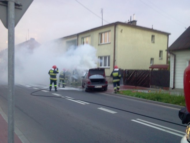 Przasnysz: Pożar samochodu na ul. Piłsudskiego [30.07.2014] - zdjęcie #4 - eOstroleka.pl